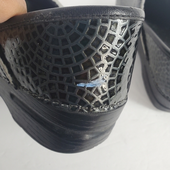 Dansko Black Clogs Webbed Textured Patent size 39 - Picture 8 of 13